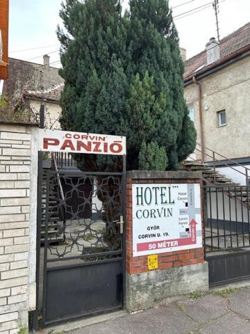 לינה וארוחת בוקר גיור Corvin Panzio מראה חיצוני תמונה